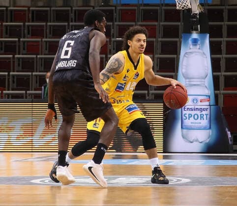 V.li. Oasro Jürgen Rich (Hamburg), Jonah Radebaugh (Riesen) . MHP Riesen Ludwigsburg vs.Hamburg Towers . Basketball-Bundesliga 2020-2021. Ludwigsburg , GER, 29.12.2020,