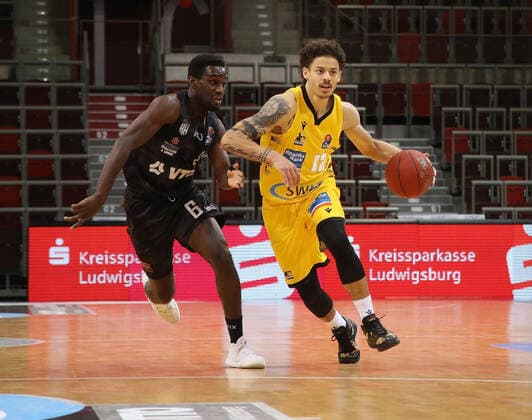 V.li. Oasro Jürgen Rich (Hamburg), Jonah Radebaugh (Riesen) . MHP Riesen Ludwigsburg vs.Hamburg Towers . Basketball-Bundesliga 2020-2021. Ludwigsburg , GER, 29.12.2020,