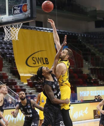 V.li. Terry Allen (Hamburg), Jonas Wohlfarth-Bottermann (Riesen) . MHP Riesen Ludwigsburg vs.Hamburg Towers . Basketball-Bundesliga 2020-2021. Ludwigsburg , GER, 29.12.2020,