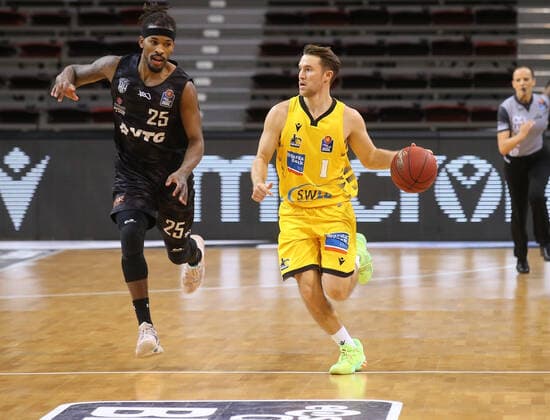 V.li. Terry Allen (Hamburg), Jordan Hulls (Riesen) . MHP Riesen Ludwigsburg vs.Hamburg Towers . Basketball-Bundesliga 2020-2021. Ludwigsburg , GER, 29.12.2020,