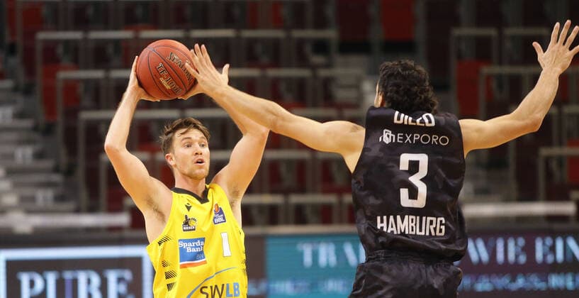 Ludwigsburg , Basketball easyCredit BBL Bundesliga , MHP RIESEN Ludwigsburg vs. Hamburg Towers , von links: Jordan Hulls ( Riesen ) Maximilian Dileo ( Towers )
