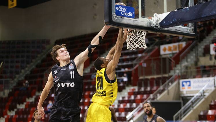 Ludwigsburg , Basketball easyCredit BBL Bundesliga , MHP RIESEN Ludwigsburg vs. Hamburg Towers , von links: Maik Kotsar ( Towers ) Tremmell Darden ( Riesen )