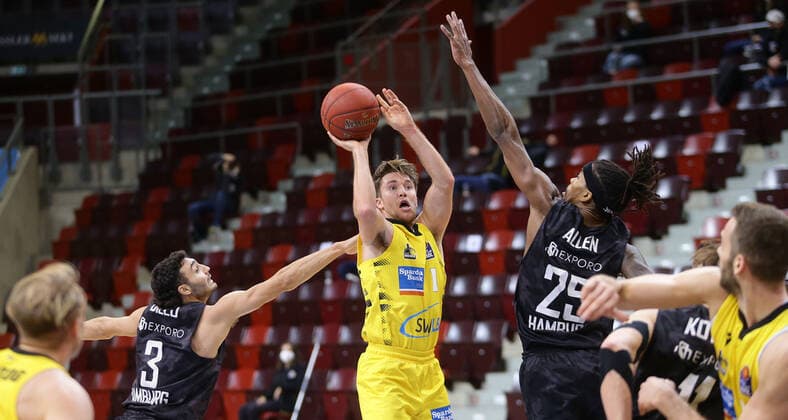 Ludwigsburg , Basketball easyCredit BBL Bundesliga , MHP RIESEN Ludwigsburg vs. Hamburg Towers , von links: Maximilian Dileo ( Towers ) Jordan Hulls ( Riesen ) Terry Allen ( Towers )