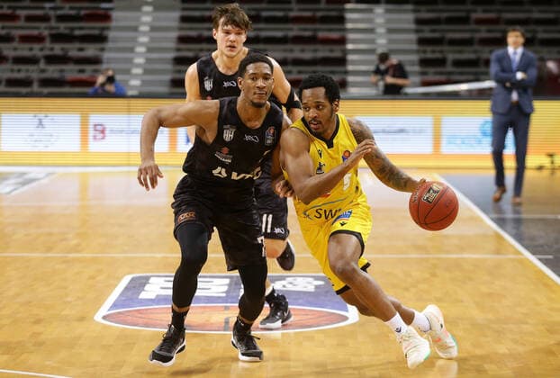 Ludwigsburg , Basketball easyCredit BBL Bundesliga , MHP RIESEN Ludwigsburg vs. Hamburg Towers , von links: Kameron Taylor ( Towers ) Barry Brown ( Riesen )