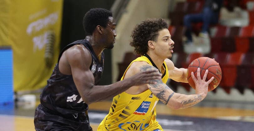 Ludwigsburg , Basketball easyCredit BBL Bundesliga , MHP RIESEN Ludwigsburg vs. Hamburg Towers , von links: Osaro Jürgen Rich ( Towers ) Jonah radebaugh ( Riesen )