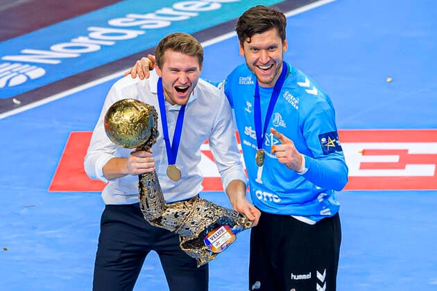 Koeln, Deutschland 29. Dezember 2020: Handball CL Final4 19 20 - Finale - THW Kiel vs. FC Barcelona, Barca Magnus Landin (THW Kiel) und Torhueter Niklas Landin (THW Kiel) mit dem Pokal Koeln Lanxess Arena Nordrhein-Westfalen Deutschland