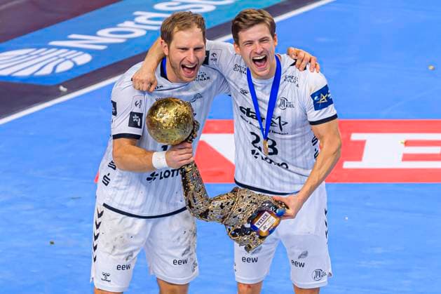 Koeln, Deutschland 29. Dezember 2020: Handball CL Final4 19 20 - Finale - THW Kiel vs. FC Barcelona, Barca Steffen Weinhold (THW Kiel), Rune Dahmke (THW Kiel) mit dem Pokal Koeln Lanxess Arena Nordrhein-Westfalen Deutschland