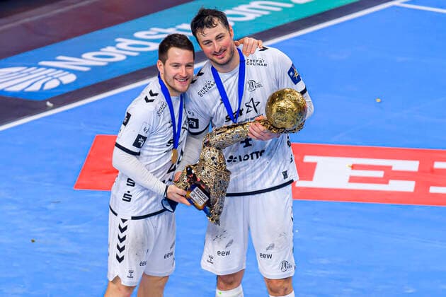 Koeln, Deutschland 29. Dezember 2020: Handball CL Final4 19 20 - Finale - THW Kiel vs. FC Barcelona, Barca Miha Zarabec (THW Kiel), Domagoj Duvnjak (THW Kiel) Koeln Lanxess Arena Nordrhein-Westfalen Deutschland