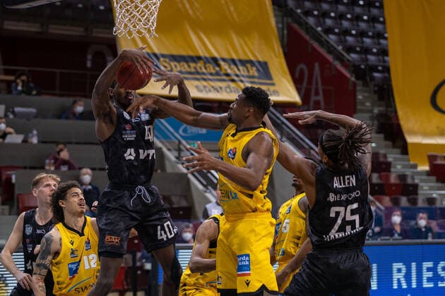 Jordan Swing (Hamburg Towers, 2) Jonah Radebaugh (MHP Riesen Ludwigsburg, 12) Zac Couthbertson (Hamburg Towers, 40) Yorman Polas Bartolo (MHP Riesen Ludwigsburg, 13) Barry Brown Jr (MHP Riesen Ludwigsburg, 5) Terry Allen (Hamburg Towers, 25) ¨¨¨MHP Riesen Ludwigsburg vs. Hamburg Towers, Basketball, Bundesliga, easy credit BBL, Spieltag 11, Spielzeit 2020 2021, 29.12.2020, ¨¨ MHP Riesen Ludwigsburg vs. Hamburg Towers, Basketball, Bundesliga, easy credit BBL, Spieltag 11, Spielzeit 2020 2021, 29.12.2020 Ludwigsburg Copyright: xNinaxSander xEibnerxPressefotoxIx EP_NSR