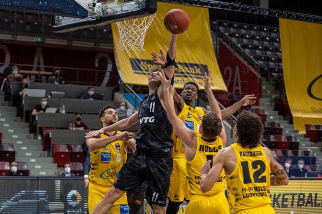 Elias Harris (MHP Riesen Ludwigsburg, 8) Maik Kotsar (Hamburg Towers, 11) Yorman Polas Bartolo (MHP Riesen, 13) Jordan Hulls (MHP Riesen Ludwigsburg, 1) Jonah Radebaugh, 12) ¨¨¨MHP Riesen Ludwigsburg vs. Hamburg Towers, Basketball, Bundesliga, easy credit BBL, Spieltag 11, Spielzeit 2020 2021, 29.12.2020, ¨¨ MHP Riesen Ludwigsburg vs. Hamburg Towers, Basketball, Bundesliga, easy credit BBL, Spieltag 11, Spielzeit 2020 2021, 29.12.2020 Ludwigsburg Copyright: xNinaxSander xEibnerxPressefotoxIx EP_NSR