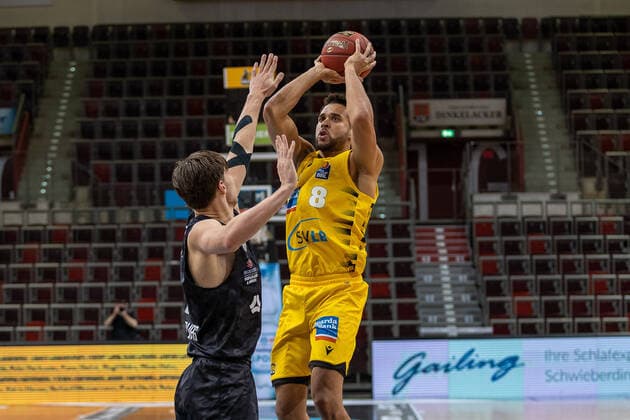 Maik Kotsar (Hamburg Towers, 11) Elias Harris (MHP Riesen Ludwigsburg, 8)¨¨¨MHP Riesen Ludwigsburg vs. Hamburg Towers, Basketball, Bundesliga, easy credit BBL, Spieltag 11, Spielzeit 2020 2021, 29.12.2020, ¨¨ MHP Riesen Ludwigsburg vs. Hamburg Towers, Basketball, Bundesliga, easy credit BBL, Spieltag 11, Spielzeit 2020 2021, 29.12.2020 Ludwigsburg Copyright: xNinaxSander xEibnerxPressefotoxIx EP_NSR