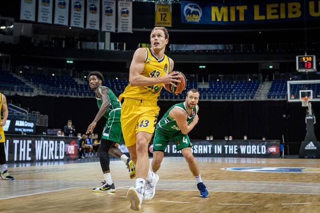 Basketball Berlin 29.12.2020 Saison 2020 2021 Euroleague Regular Season Round 17 Alba Berlin vs Zalgiris Kaunas Luke Sikma (Alba Berlin, No.43) Lukas Lekavicius (Kaunas, No.04) Nigel Hayes (Kaunas, No.10)