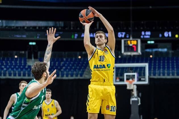 Basketball Berlin 29.12.2020 Saison 2020 2021 Euroleague Regular Season Round 17 Alba Berlin vs Zalgiris Kaunas Tim Schneider (Alba Berlin, No.10) Joffrey Lauvergne (Kaunas, No.77)