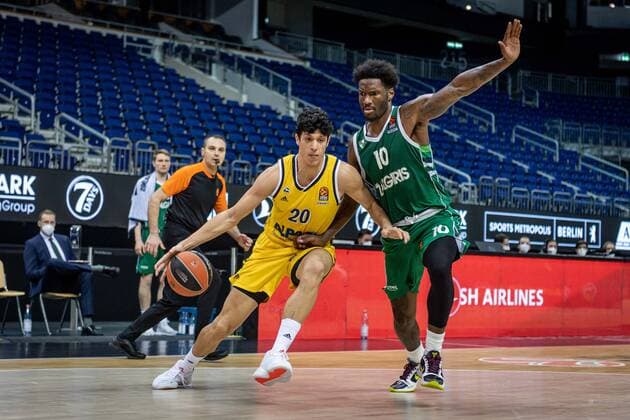 Basketball Berlin 29.12.2020 Saison 2020 2021 Euroleague Regular Season Round 17 Alba Berlin vs Zalgiris Kaunas Simone Fontecchio (Alba Berlin, No.20) Nigel Hayes (Kaunas, No.10)