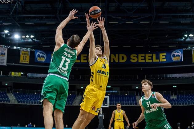 Basketball Berlin 29.12.2020 Saison 2020 2021 Euroleague Regular Season Round 17 Alba Berlin vs Zalgiris Kaunas Tim Schneider (Alba Berlin, No.10) Paulius Jankunas (Kaunas, No.13)