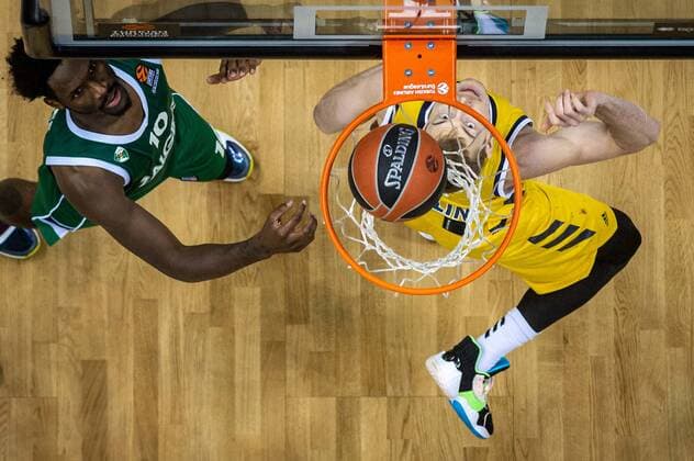 Basketball Berlin 29.12.2020 Saison 2020 2021 Euroleague Regular Season Round 17 Alba Berlin vs Zalgiris Kaunas Niels Giffey (Alba Berlin, No.05) Nigel Hayes (Kaunas, No.10)