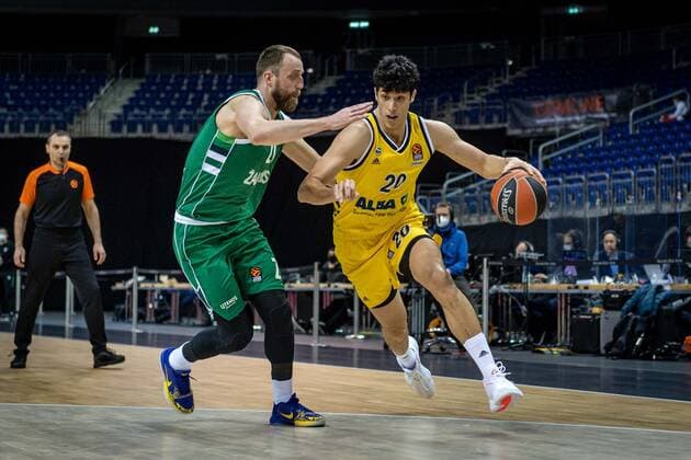 Basketball Berlin 29.12.2020 Saison 2020 2021 Euroleague Regular Season Round 17 Alba Berlin vs Zalgiris Kaunas Simone Fontecchio (Alba Berlin, No.20) Arturas Milaknis (Kaunas, No.21)