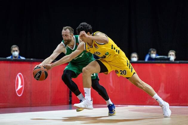 Basketball Berlin 29.12.2020 Saison 2020 2021 Euroleague Regular Season Round 17 Alba Berlin vs Zalgiris Kaunas Simone Fontecchio (Alba Berlin, No.20) Arturas Milaknis (Kaunas, No.21)