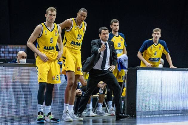 Basketball Berlin 29.12.2020 Saison 2020 2021 Euroleague Regular Season Round 17 Alba Berlin vs Zalgiris Kaunas Israel Gonzalez (Alba Berlin, Assistenztrainer) mi. Ersetzt den erkrankten Cheftrainer Niels Giffey (Alba Berlin, No.05) Louis Olinde (Alba Berlin, No.19)