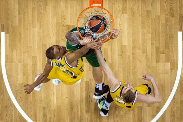 Basketball Berlin 29.12.2020 Saison 2020 2021 Euroleague Regular Season Round 17 Alba Berlin vs Zalgiris Kaunas Joffrey Lauvergne (Kaunas, No.77) Louis Olinde (Alba Berlin, No.19) Niels Giffey (Alba Berlin, No.05)
