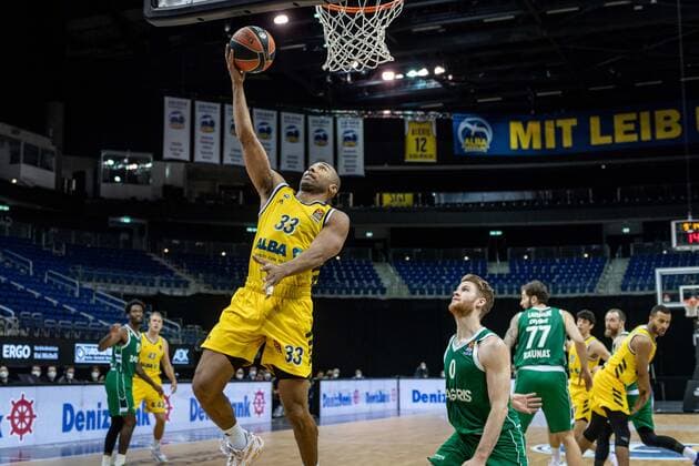 Basketball Berlin 29.12.2020 Saison 2020 2021 Euroleague Regular Season Round 17 Alba Berlin vs Zalgiris Kaunas Jayson Granger (Alba Berlin, No.33) Thomas Walkup (Kaunas, No.00)