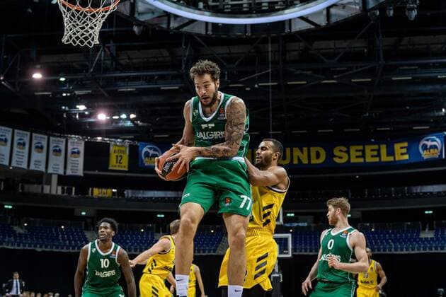 Basketball Berlin 29.12.2020 Saison 2020 2021 Euroleague Regular Season Round 17 Alba Berlin vs Zalgiris Kaunas Joffrey Lauvergne (Kaunas, No.77) Johannes Thiemann (Alba Berlin, No.32)