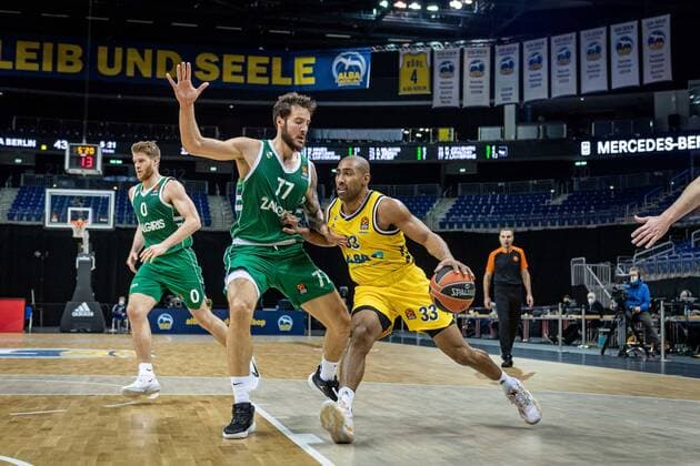 Basketball Berlin 29.12.2020 Saison 2020 2021 Euroleague Regular Season Round 17 Alba Berlin vs Zalgiris Kaunas Jayson Granger (Alba Berlin, No.33) Joffrey Lauvergne (Kaunas, No.77)