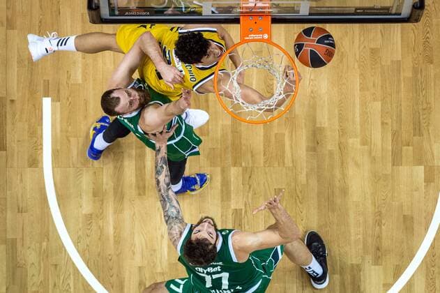 Basketball Berlin 29.12.2020 Saison 2020 2021 Euroleague Regular Season Round 17 Alba Berlin vs Zalgiris Kaunas Simone Fontecchio (Alba Berlin, No.20) Arturas Milaknis (Kaunas, No.21) Joffrey Lauvergne (Kaunas, No.77)