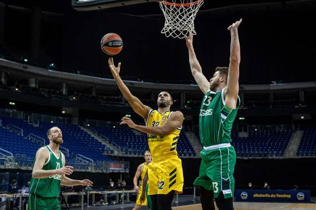 Basketball Berlin 29.12.2020 Saison 2020 2021 Euroleague Regular Season Round 17 Alba Berlin vs Zalgiris Kaunas Johannes Thiemann (Alba Berlin, No.32) Martinas Geben (Kaunas, No.23)