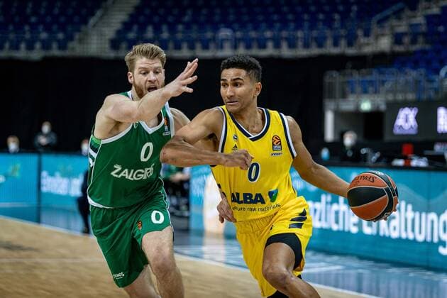 Basketball Berlin 29.12.2020 Saison 2020 2021 Euroleague Regular Season Round 17 Alba Berlin vs Zalgiris Kaunas Maodo Lo (Alba Berlin, No.00) re. Thomas Walkup (Kaunas, No.00)