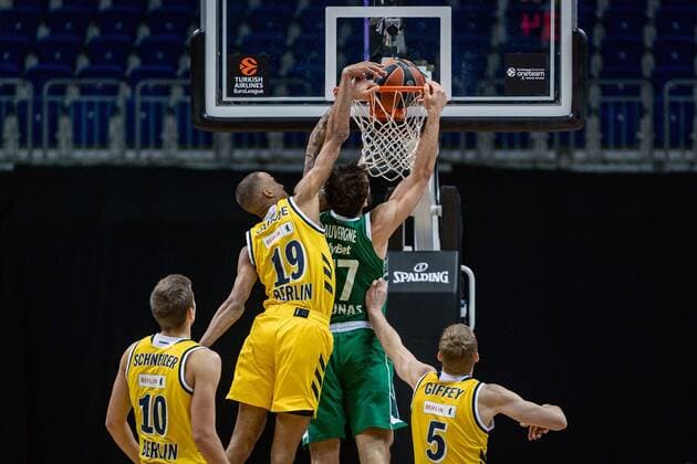 Basketball Berlin 29.12.2020 Saison 2020 2021 Euroleague Regular Season Round 17 Alba Berlin vs Zalgiris Kaunas Joffrey Lauvergne (Kaunas, No.77) Louis Olinde (Alba Berlin, No.19)