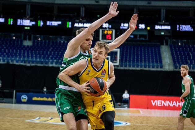 Basketball Berlin 29.12.2020 Saison 2020 2021 Euroleague Regular Season Round 17 Alba Berlin vs Zalgiris Kaunas Niels Giffey (Alba Berlin, No.05) Marius Grigonis (Kaunas, No.40)