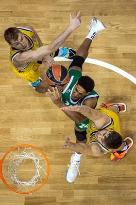 Basketball Berlin 29.12.2020 Saison 2020 2021 Euroleague Regular Season Round 17 Alba Berlin vs Zalgiris Kaunas Augustine Rubit (Kaunas, No.24) Tim Schneider (Alba Berlin, No.10) Niels Giffey (Alba Berlin, No.05)