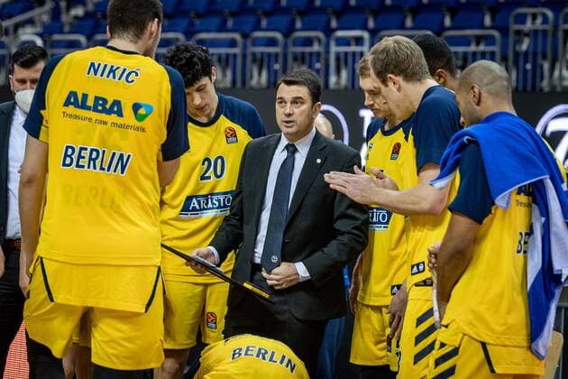 Basketball Berlin 29.12.2020 Saison 2020 2021 Euroleague Regular Season Round 17 Alba Berlin vs Zalgiris Kaunas Israel Gonzalez (Alba Berlin, Assistenztrainer) mi. Ersetzt den erkrankten Cheftrainer Luke Sikma (Alba Berlin, No.43) Niels Giffey (Alba Berlin, No.05) Simone Fontecchio (Alba Berlin, No.20) Kresimir Nikic (Alba Berlin, No.16) und andere