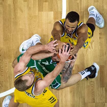 Basketball Berlin 29.12.2020 Saison 2020 2021 Euroleague Regular Season Round 17 Alba Berlin vs Zalgiris Kaunas Joffrey Lauvergne (Kaunas, No.77) Johannes Thiemann (Alba Berlin, No.32) o. Luke Sikma (Alba Berlin, No.43)