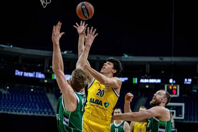 Basketball Berlin 29.12.2020 Saison 2020 2021 Euroleague Regular Season Round 17 Alba Berlin vs Zalgiris Kaunas Simone Fontecchio (Alba Berlin, No.20) Marius Grigonis (Kaunas, No.40)