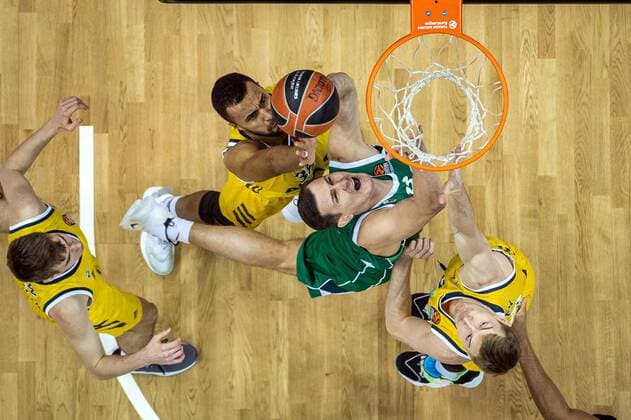 Basketball Berlin 29.12.2020 Saison 2020 2021 Euroleague Regular Season Round 17 Alba Berlin vs Zalgiris Kaunas Martinas Geben (Kaunas, No.23) Johannes Thiemann (Alba Berlin, No.32) Niels Giffey (Alba Berlin, No.05)