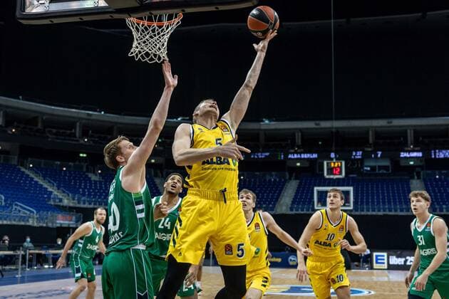 Basketball Berlin 29.12.2020 Saison 2020 2021 Euroleague Regular Season Round 17 Alba Berlin vs Zalgiris Kaunas Niels Giffey (Alba Berlin, No.05) Marius Grigonis (Kaunas, No.40)