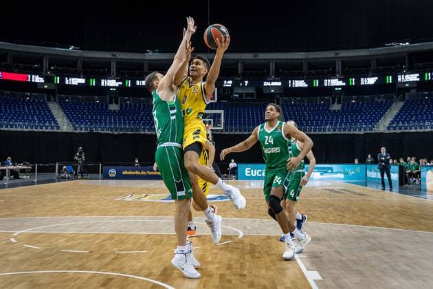 Basketball Berlin 29.12.2020 Saison 2020 2021 Euroleague Regular Season Round 17 Alba Berlin vs Zalgiris Kaunas Maodo Lo (Alba Berlin, No.00) Martinas Geben (Kaunas, No.23) Augustine Rubit (Kaunas, No.24)