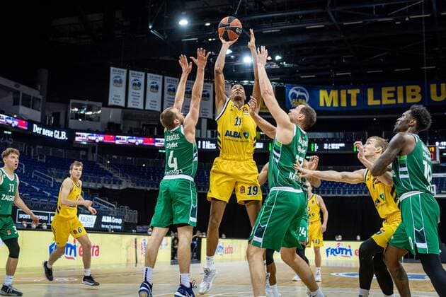 Basketball Berlin 29.12.2020 Saison 2020 2021 Euroleague Regular Season Round 17 Alba Berlin vs Zalgiris Kaunas Louis Olinde (Alba Berlin, No.19) Lukas Lekavicius (Kaunas, No.04) Paulius Jankunas (Kaunas, No.13)