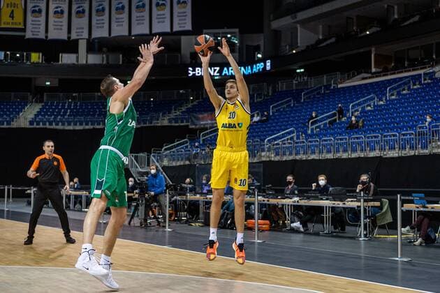 Basketball Berlin 29.12.2020 Saison 2020 2021 Euroleague Regular Season Round 17 Alba Berlin vs Zalgiris Kaunas Tim Schneider (Alba Berlin, No.10) Paulius Jankunas (Kaunas, No.13)