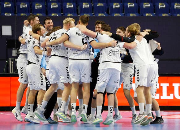 Handball,Velux EHF Final 4 am 29.12.2020 in der Lanxess-Arena in Köln Deutschland Finale THW Kiel vs FC Barcelona, Barca 33 : 28 Die Mannschaft des THW Kiel tanzt nach dem Gewinn des Spiels einen Freudentanz