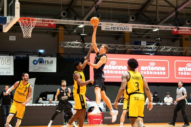 BARMER 2. Basketball Bundesliga ProA Saison 2020 2021 vorgezogenes Spiel des 23. Spieltag am 30.12.2020 zwischen Science City Jena vs Tigers Tübingen Mitte: Robin Carl Lodders (Jena) beim Wurf gegen Isaiah Deion Crawley (Tübingen) Sparkassen Arena
