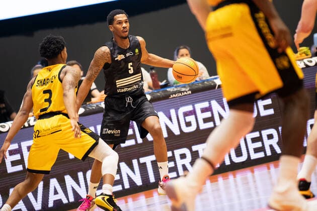 BARMER 2. Basketball Bundesliga ProA Saison 2020 2021 vorgezogenes Spiel des 23. Spieltag am 30.12.2020 zwischen Science City Jena vs Tigers Tübingen Frederick Zamal Nixon (Jena) am Ball gegen links Joshua Ahmere Sharkey (Tübingen) Sparkassen Arena