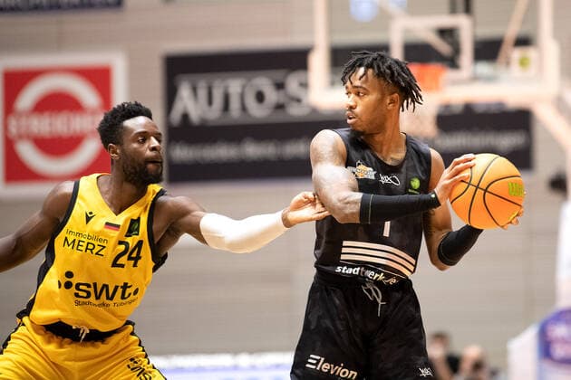 BARMER 2. Basketball Bundesliga ProA Saison 2020 2021 vorgezogenes Spiel des 23. Spieltag am 30.12.2020 zwischen Science City Jena vs Tigers Tübingen v.re. Kasey Jamal Hill (Jena) am Ball gegen Roland L Amour Nyama (Tübingen) Sparkassen Arena