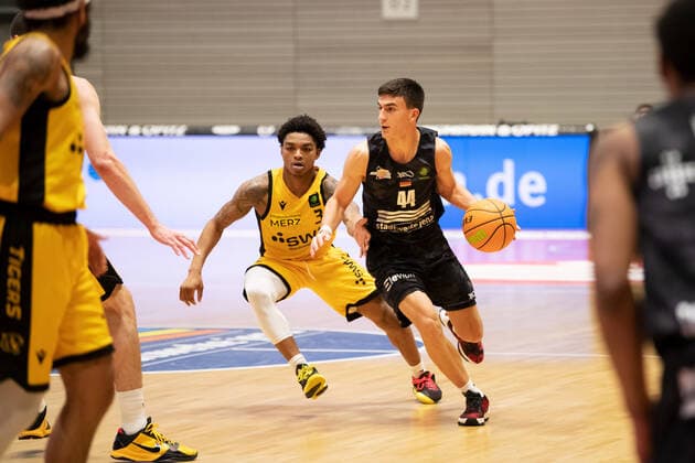 BARMER 2. Basketball Bundesliga ProA Saison 2020 2021 vorgezogenes Spiel des 23. Spieltag am 30.12.2020 zwischen Science City Jena vs Tigers Tübingen v.re. am Ball Vuk Radojicic (Jena) gegen Joshua Ahmere Sharkey (Tübingen) Sparkassen Arena