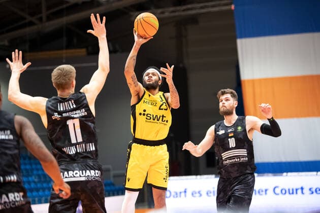 BARMER 2. Basketball Bundesliga ProA Saison 2020 2021 vorgezogenes Spiel des 23. Spieltag am 30.12.2020 zwischen Science City Jena vs Tigers Tübingen Mitte: Troy Richard Simons (Tübingen) beim Wurf gegen links Robin Carl Lodders (Jena) Sparkassen Arena