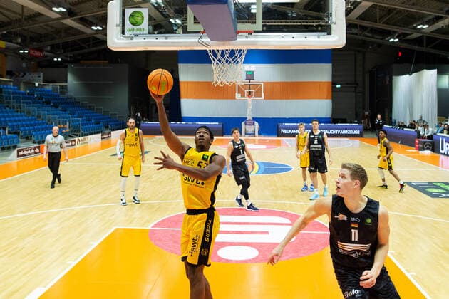 BARMER 2. Basketball Bundesliga ProA Saison 2020 2021 vorgezogenes Spiel des 23. Spieltag am 30.12.2020 zwischen Science City Jena vs Tigers Tübingen v.li. Isaiah Deion Crawley (Tübingen) beim Korbleger gegen Robin Carl Lodders (Jena) Sparkassen Arena