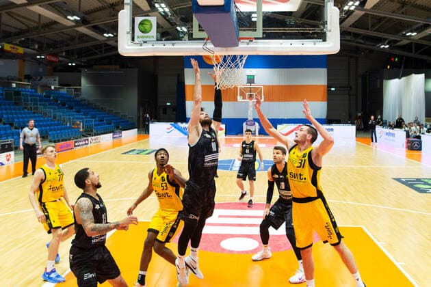 BARMER 2. Basketball Bundesliga ProA Saison 2020 2021 vorgezogenes Spiel des 23. Spieltag am 30.12.2020 zwischen Science City Jena vs Tigers Tübingen Mitte: Julius Wolf (Jena) beim Rebound gegen links Daniel Keppeler (Tübingen) Sparkassen Arena