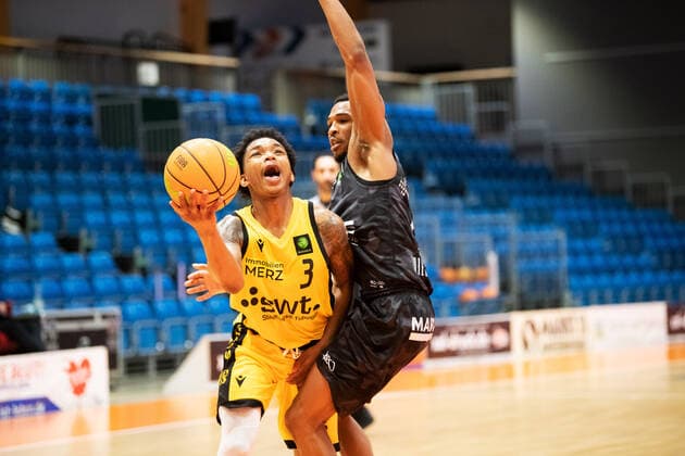 BARMER 2. Basketball Bundesliga ProA Saison 2020 2021 vorgezogenes Spiel des 23. Spieltag am 30.12.2020 zwischen Science City Jena vs Tigers Tübingen v.li. Joshua Ahmere Sharkley (Tübingen) im harten Zweikampf gegen Frederick Zamal Nixon (Jena) Sparkassen Arena